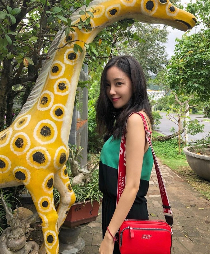 朴孝敏极简穿搭质感十足,朴孝敏时尚迷人