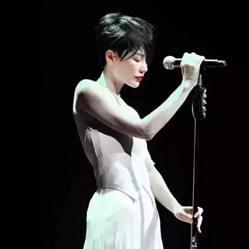 王菲惊艳开嗓邪不压正宣传曲,王菲新歌刷屏了引发网友强烈争议