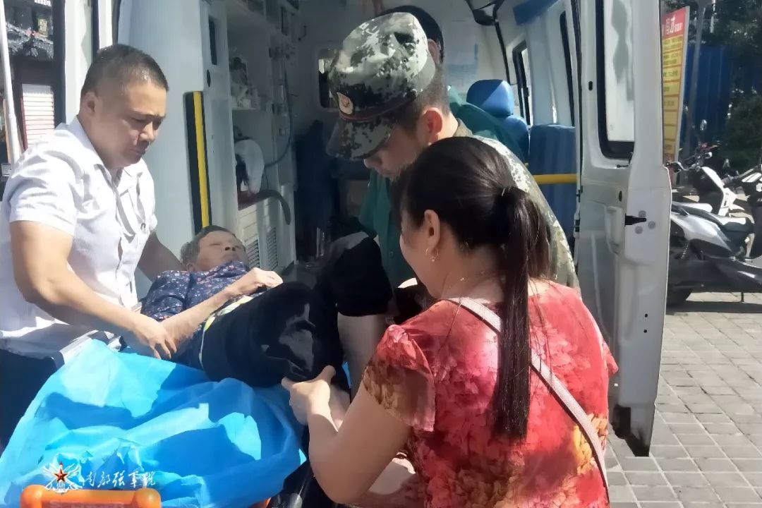 7旬老人醉卧街头民警暖心救援,老人昏厥武警官兵救援