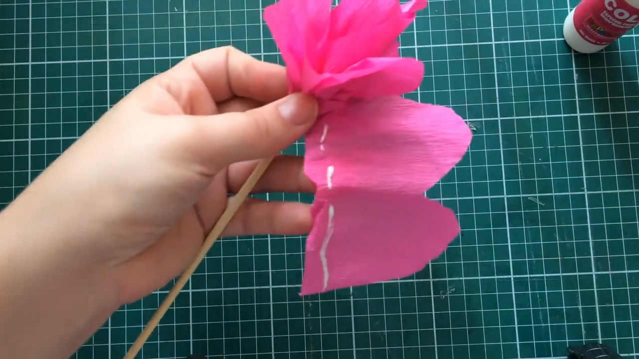 手工纸折花简单又漂亮,皱纸折花手工制作