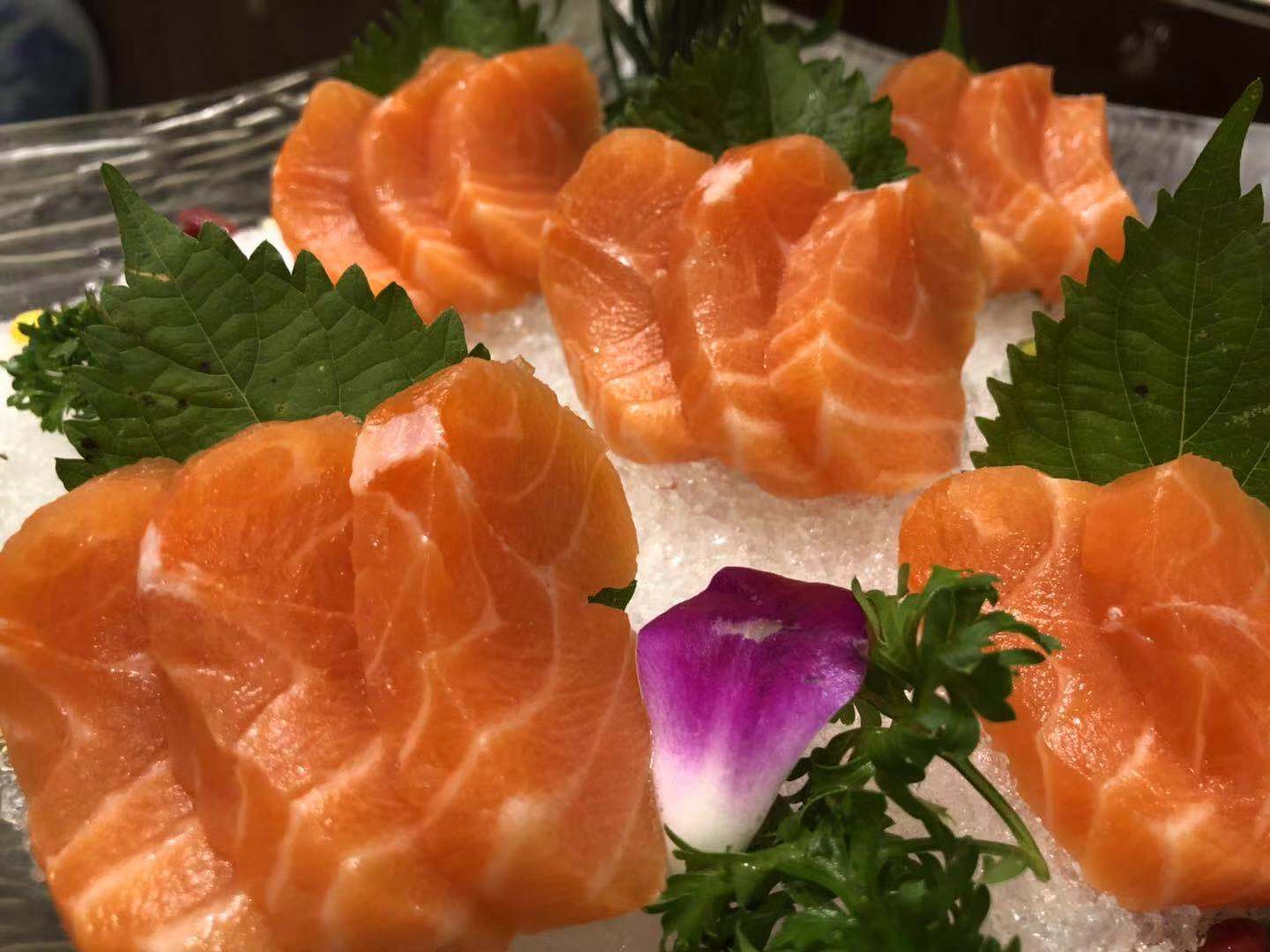 郑州石磨烩面喧嚣热闹，深夜开车路过吃一碗，这几道硬菜过目不忘