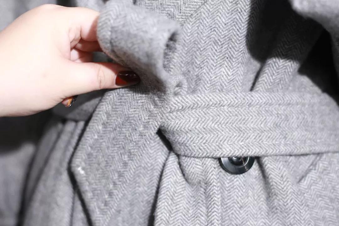 风衣后面的腰带怎么系,带扣风衣腰带后面系法