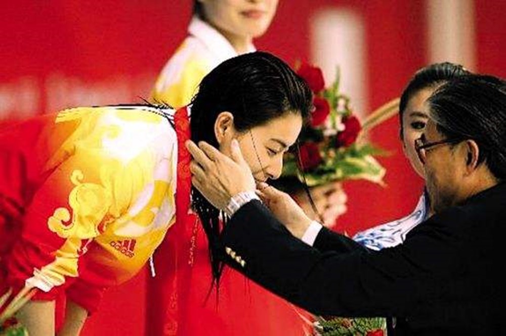 霍启刚婚后派对,霍启刚带全家骑单车