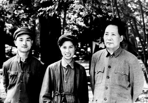 她和毛主席合影主席说：“女同志是半边天，要站在中间”