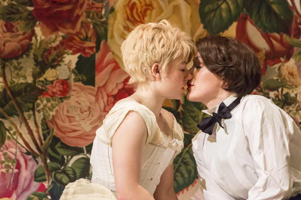 以戏剧为鉴,浅谈英国“女同性恋群体”陷入隐秘的本体论困境原因