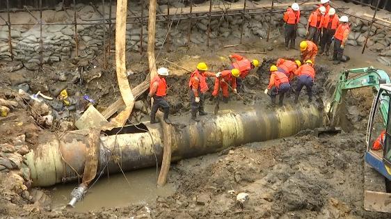 对挖断管线进行抢修,旧管道近几日抢修