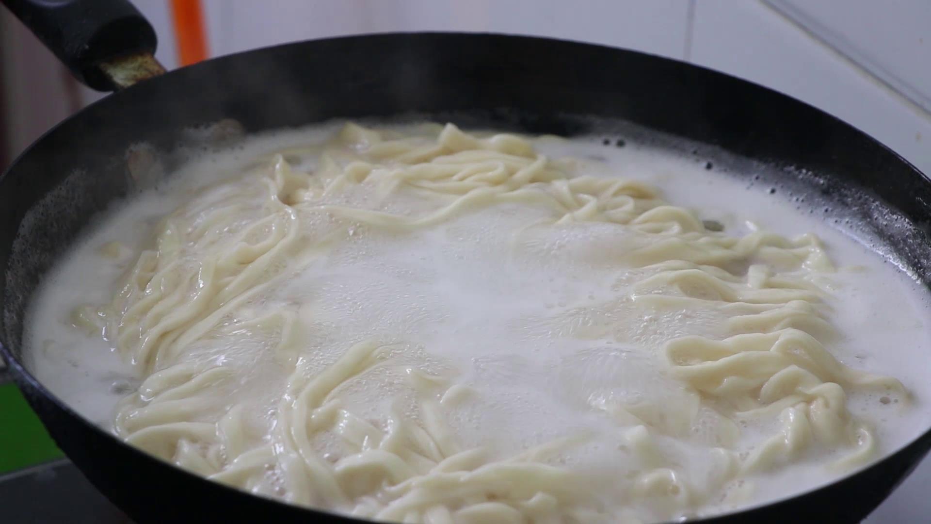 手擀面面条和面的正确配方,手擀面条怎样和面筋道商用