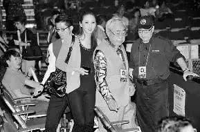 替父还债的女星嫁给70岁的男人,替父还债的富豪