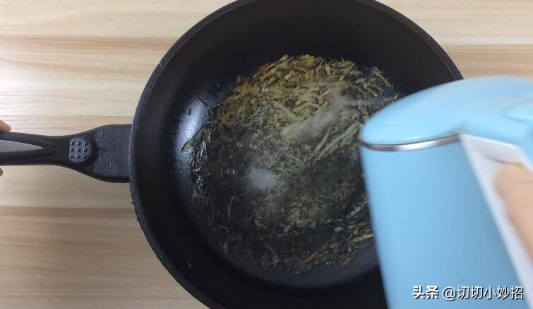 铁锅煮东西老是糊锅底,铁锅又粘锅了咋办