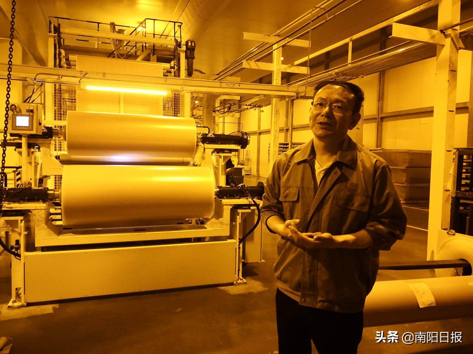 在他的带领下，设计并建设了国内第一条柔性树脂版生产线——黄黎明：科技创新路上的“探索者​”