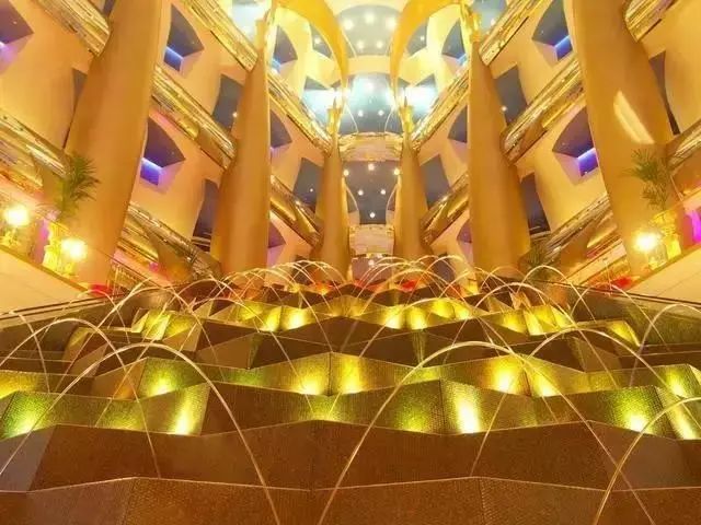 迪拜街头捡到一辆豪车,迪拜豪车坟场里的废弃豪车