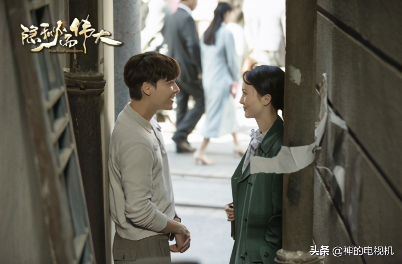 李易峰金晨谈隐秘而伟大导演合影,隐秘而伟大李易峰在墙上壁咚金晨