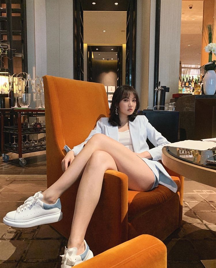 华为小公主和洪晃隔空撞衫，一个秀豪宅外的雪山，一个豪宅里遛狗