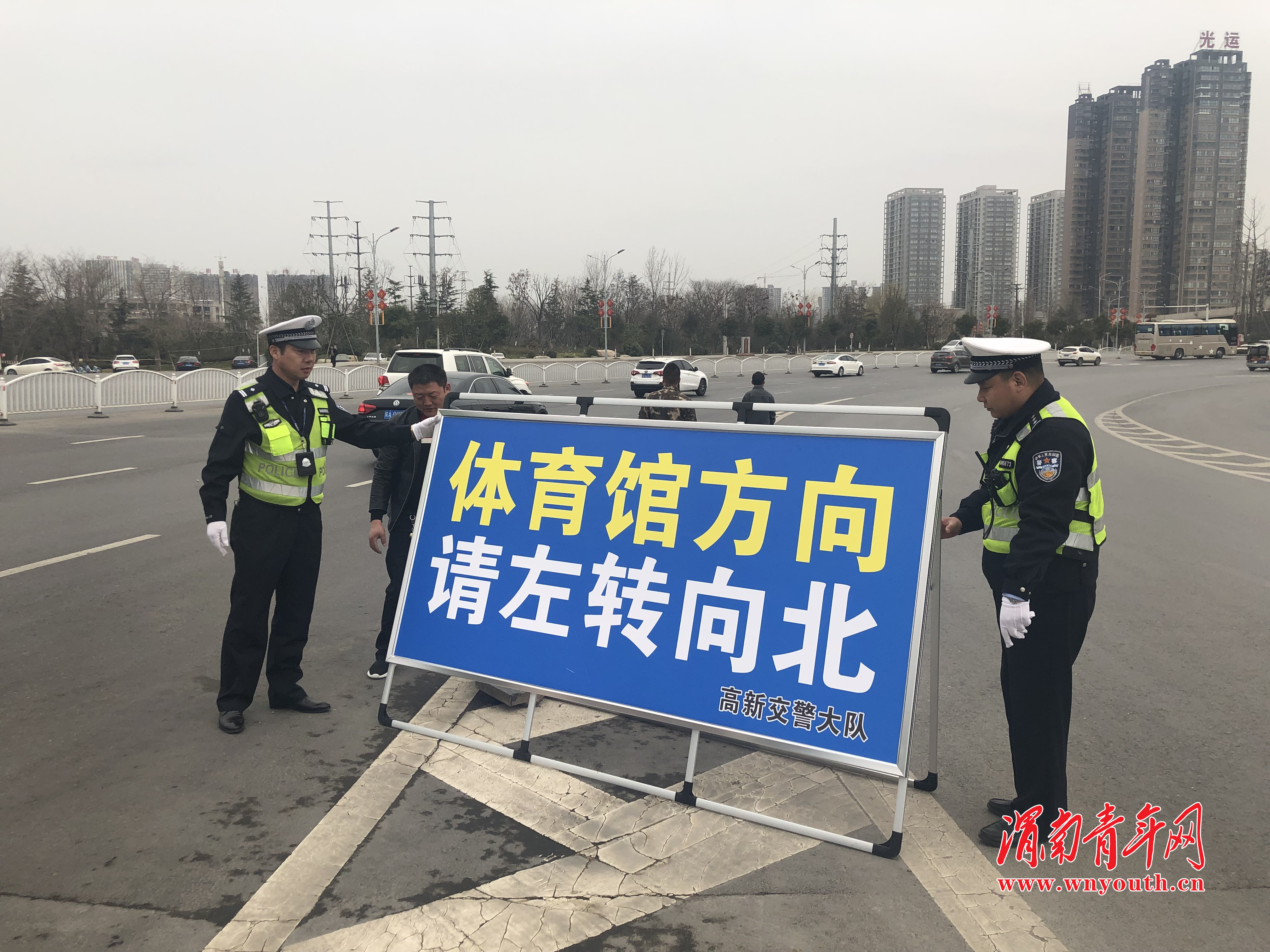 渭南高新交警大队圆满完成2019中甲陕西大秦之水首场足球赛安保任务