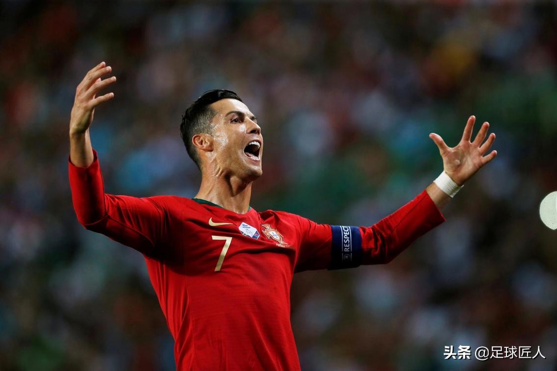 c罗和乔治娜穿尤文队服颁奖合影,c罗尤文乔治娜