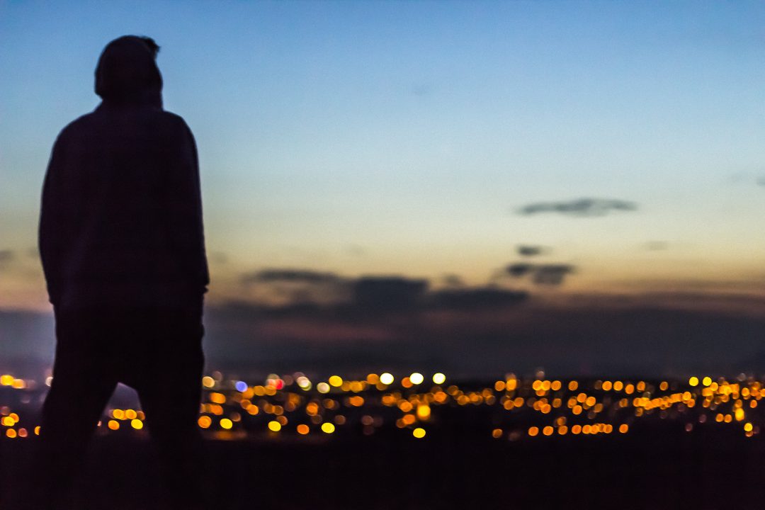 为什么成年人比未成年人沉迷游戏,为什么年轻人玩游戏比中年人厉害