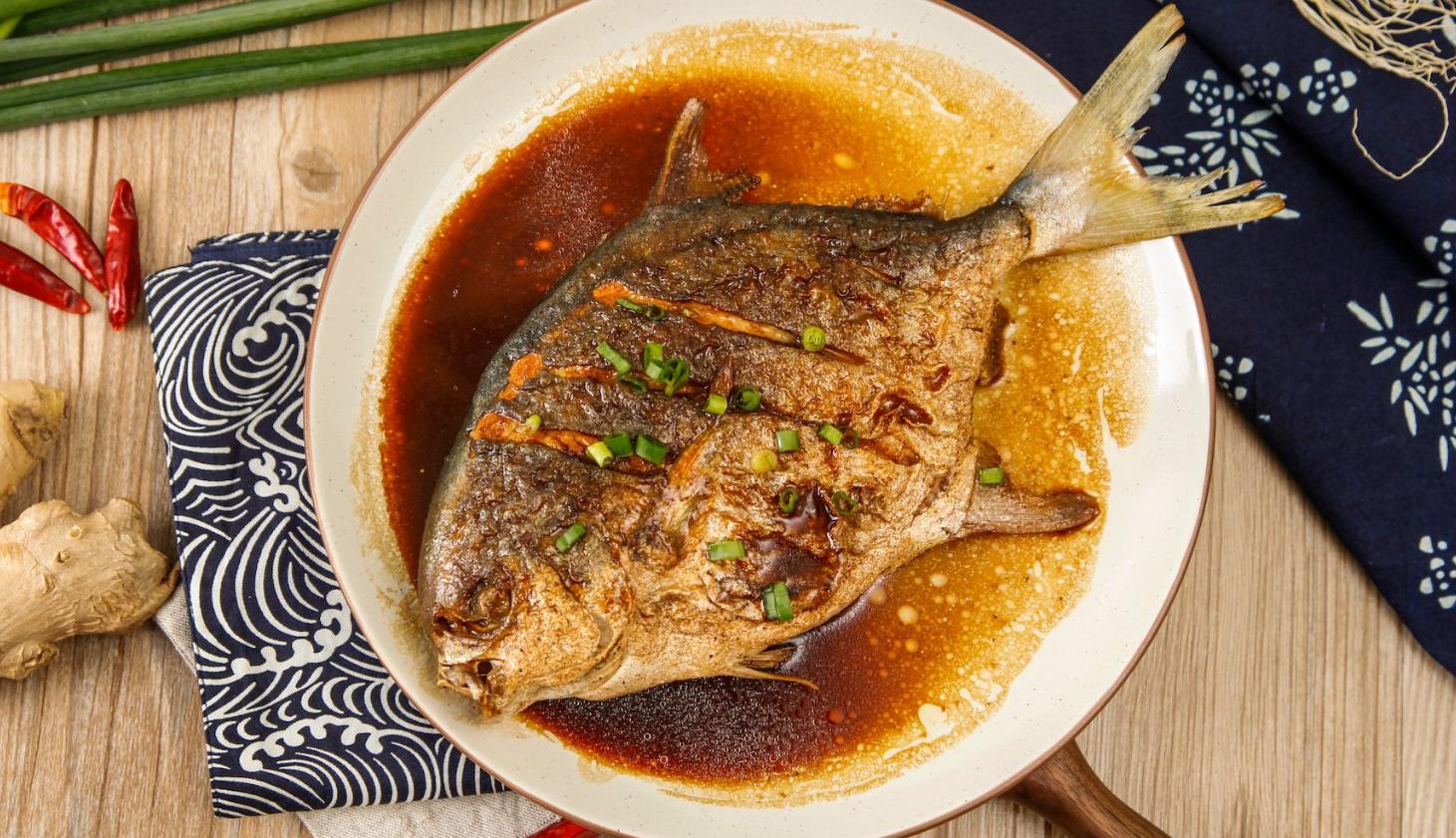 大鲳鱼的10种做法大全,鲳鱼经典菜品之干烧鲳鱼怎么做