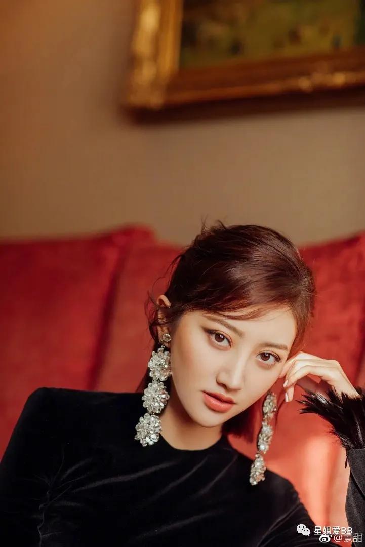 网上关于她整容的传闻屡见不鲜,自曝八年整容史