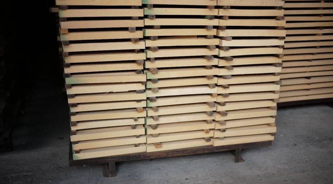 探访TON工厂看经典椅子背后的故事|疯狂24h我们去捷克干了啥？