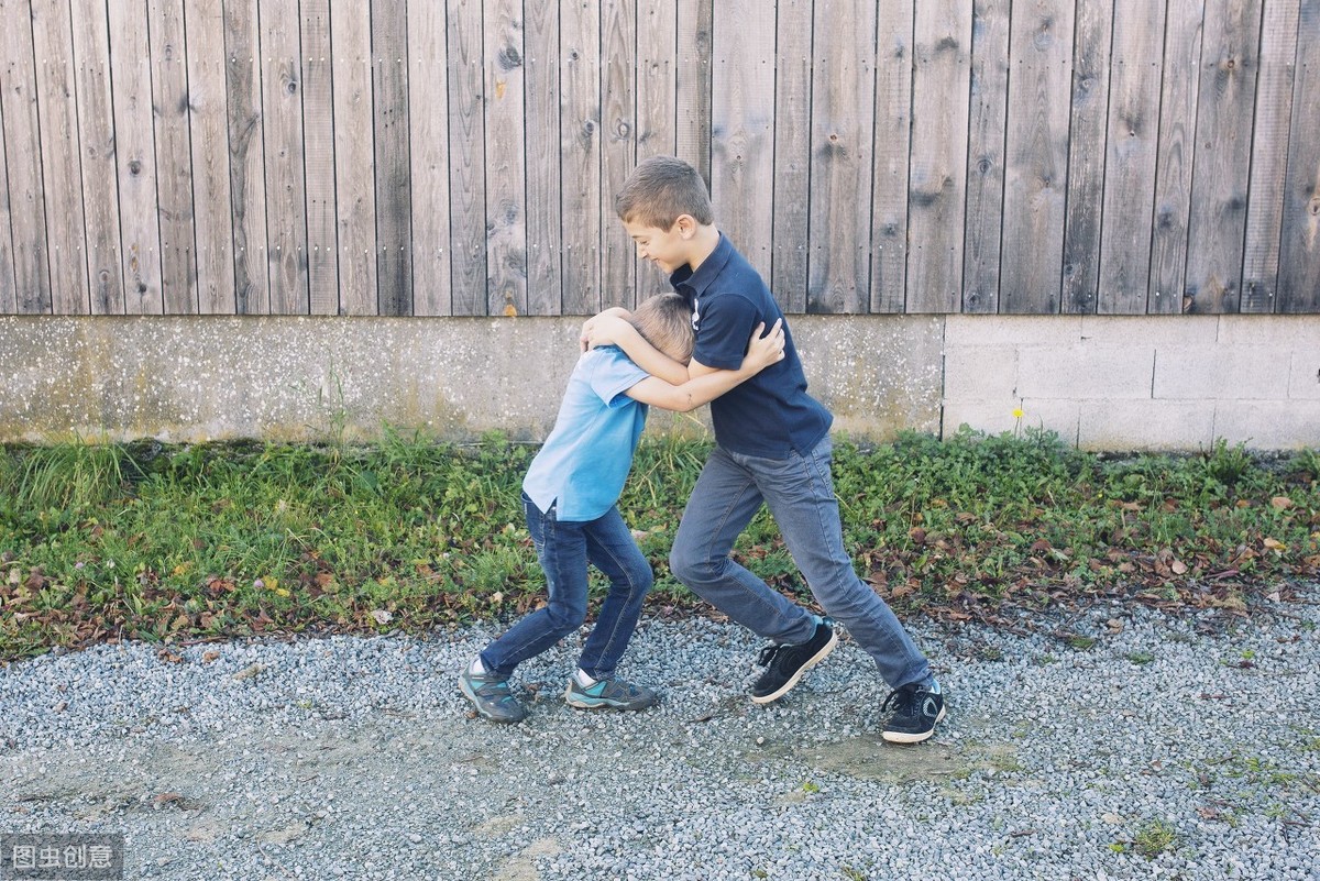 儿子你可以不优秀但要有教养,家长怎么教孩子做人高情商