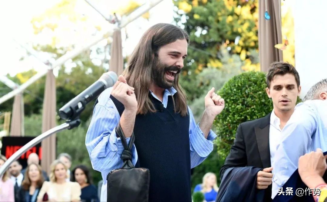 这位大胡子大哥，竟然偷了宋茜和杨幂的衣服去走红毯？！