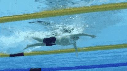 自由泳换气怎么让身体重心前移,游自由泳换气的方法和技巧