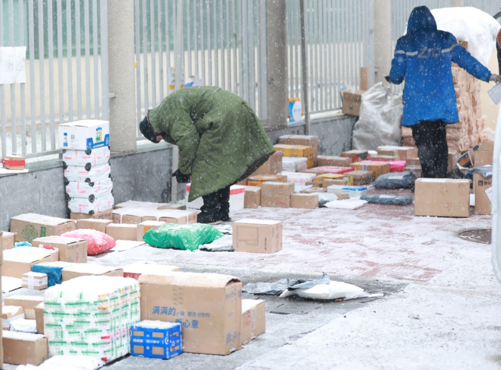 两地快递涉疫需封存，多地疾控提醒：取快递全程做好防护