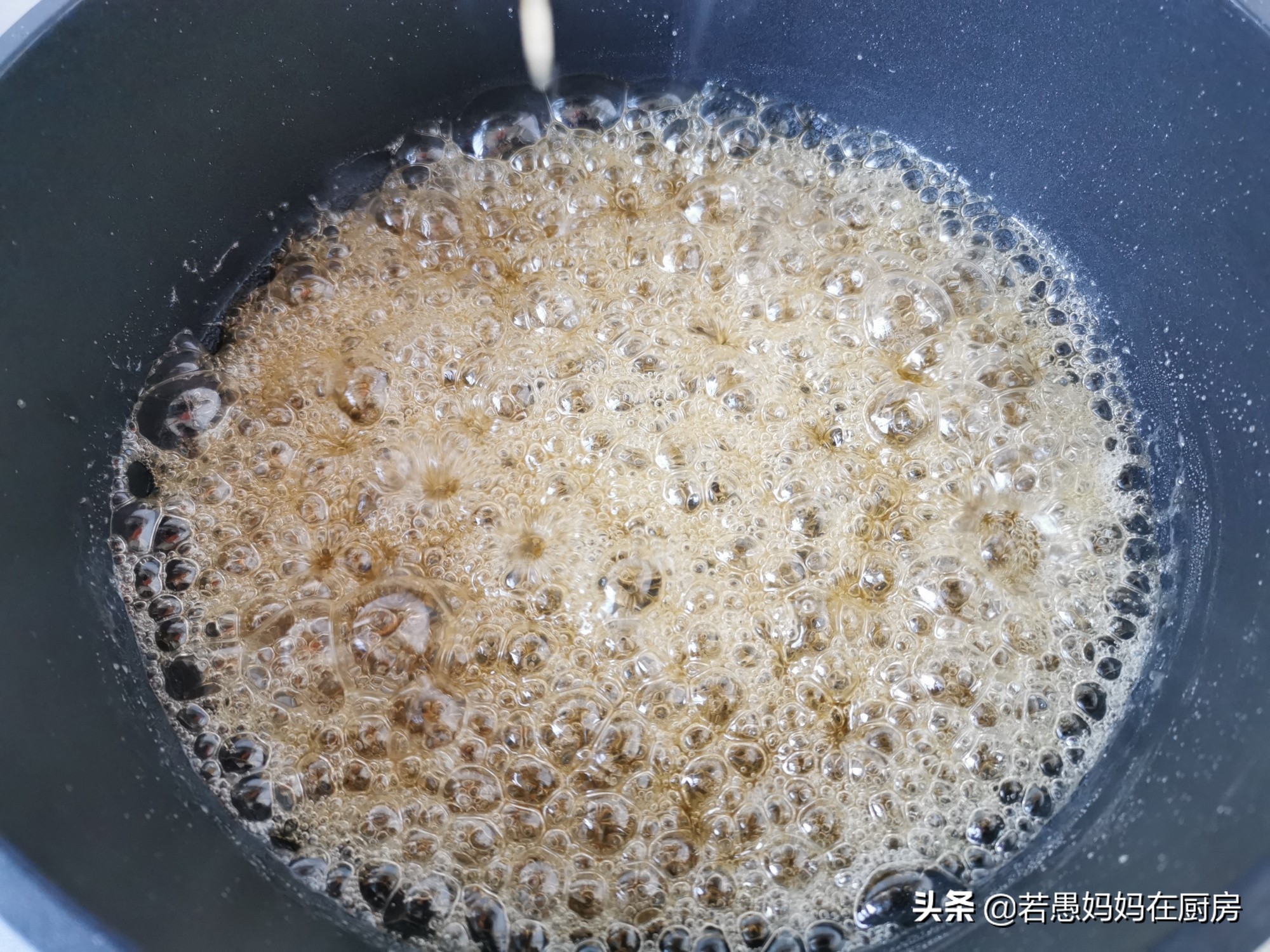 酥脆芝麻花生糖做法,在家做芝麻花生糖的方法