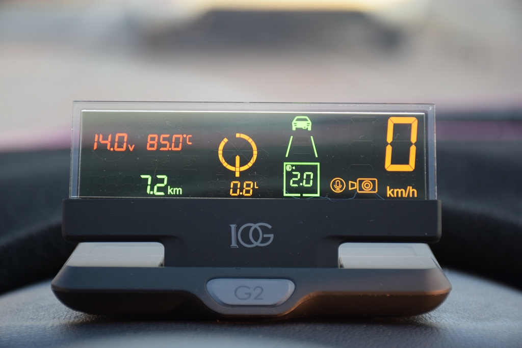 新司机低头看导航追尾，老司机呵呵一笑：车上加套设备就解决了！