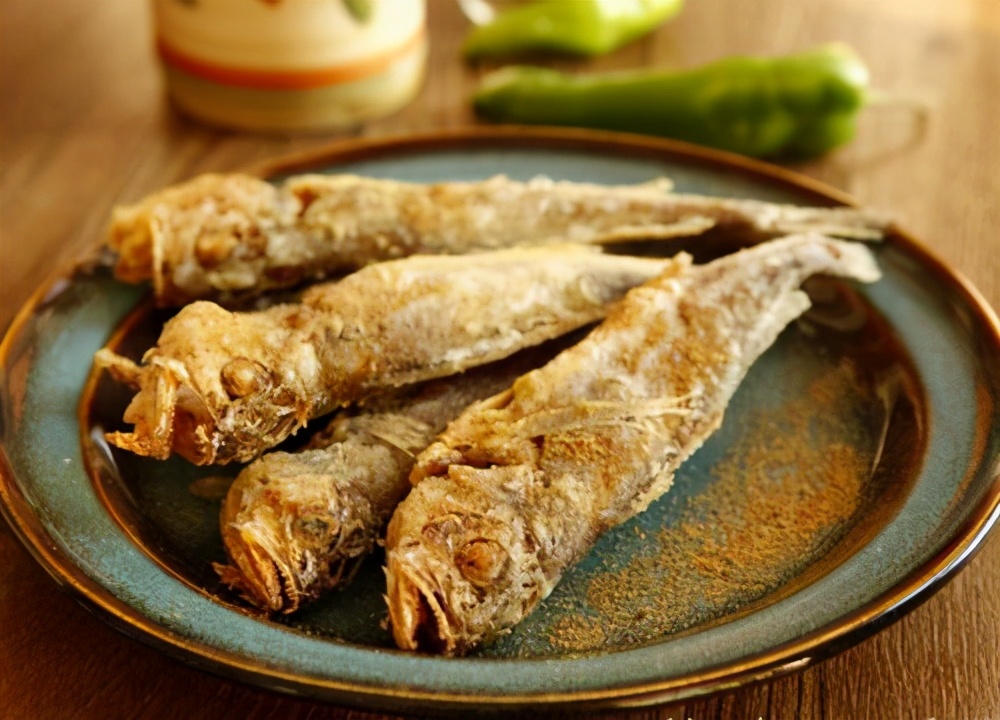 油炸小鱼时，用面粉还是淀粉？大厨教你饭店做法，凉了也不回软