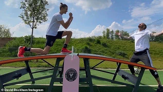 贝克汉姆和儿子秀球技,贝克汉姆跟孩子一起踢球