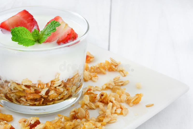 喝酸奶皮肤会变好吗,女人坚持喝一个月脸蛋变干净