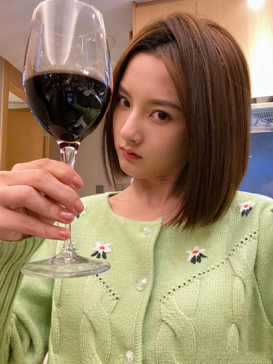 宋祖儿醉酒踢路人完整版,曝宋祖儿疑醉酒踢人澄清