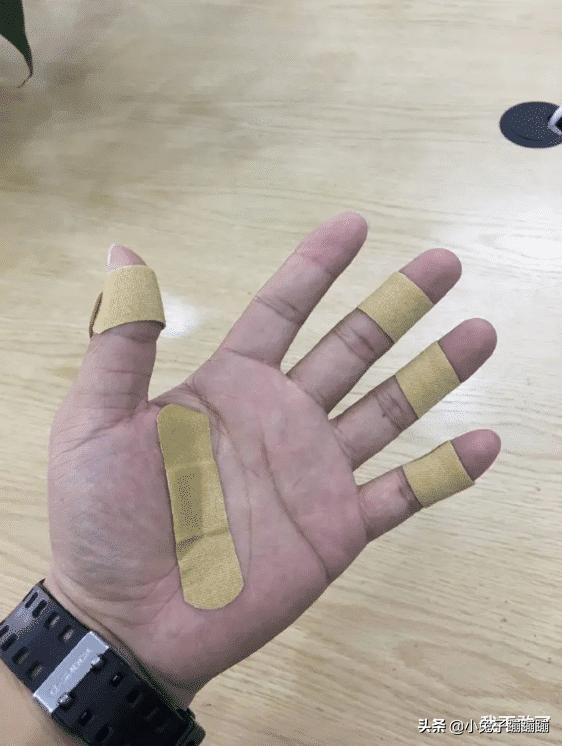 买了一袋小鱼干，这鱼怎么有点眼熟？哈哈哈兄弟你还好吗？