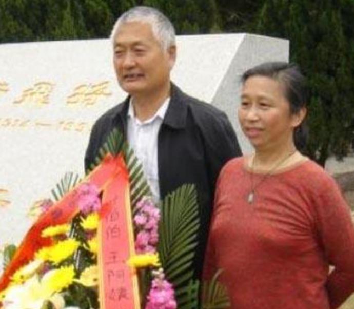 陈毅元帅幼子陈小鲁，和粟裕女儿成婚，晚年两人环游世界