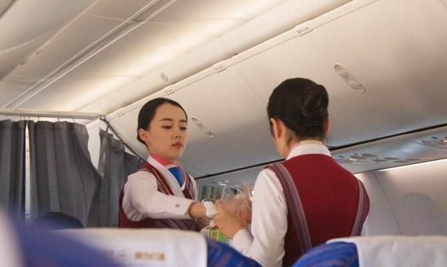飞机上有哪些服务英文,飞机上面有什么服务