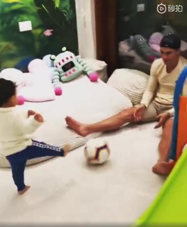 C罗教儿子任意球,马特奥进球后c罗庆祝动作