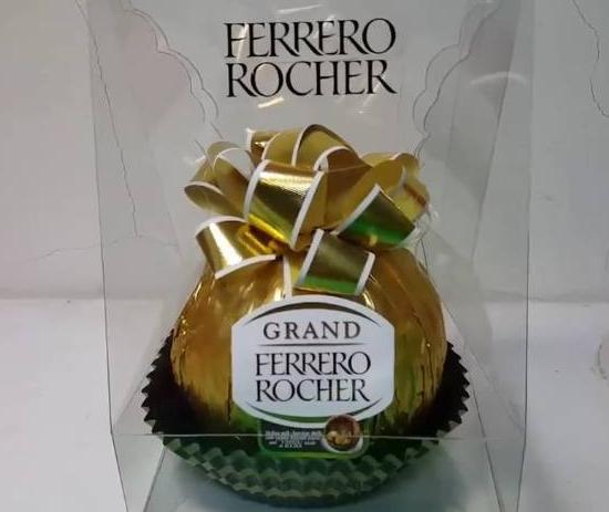 88元买了1个最大的金莎巧克力，准备吃7天，结果1刀下去崩溃了！