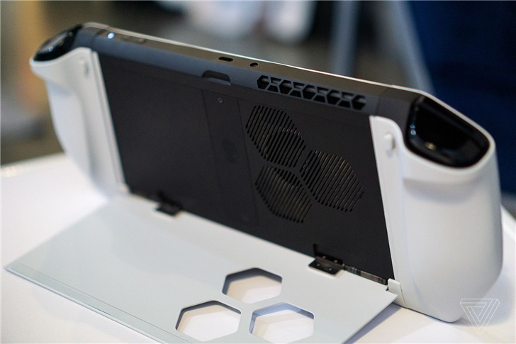 唯品会涉嫌出售假羊毛衫；Alienware展示新掌机但暂时不会发