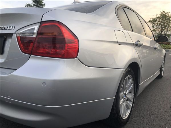 09年的宝马320i,老款宝马320i