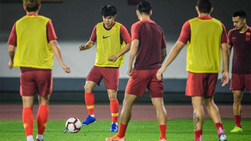 中国足球队对关岛比赛实况直播,国足7比0战胜关岛现场球迷