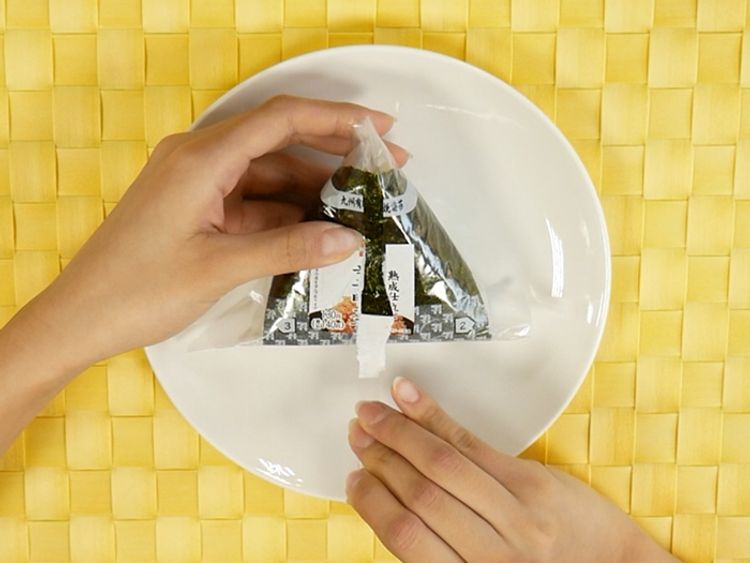 便利店的饭团怎么完整的取下来,便利店的那种饭团包装怎么打开