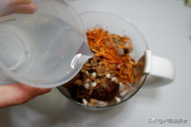 猪大骨熬汤好还是脊骨熬汤好,猪大骨熬的白汤有什么