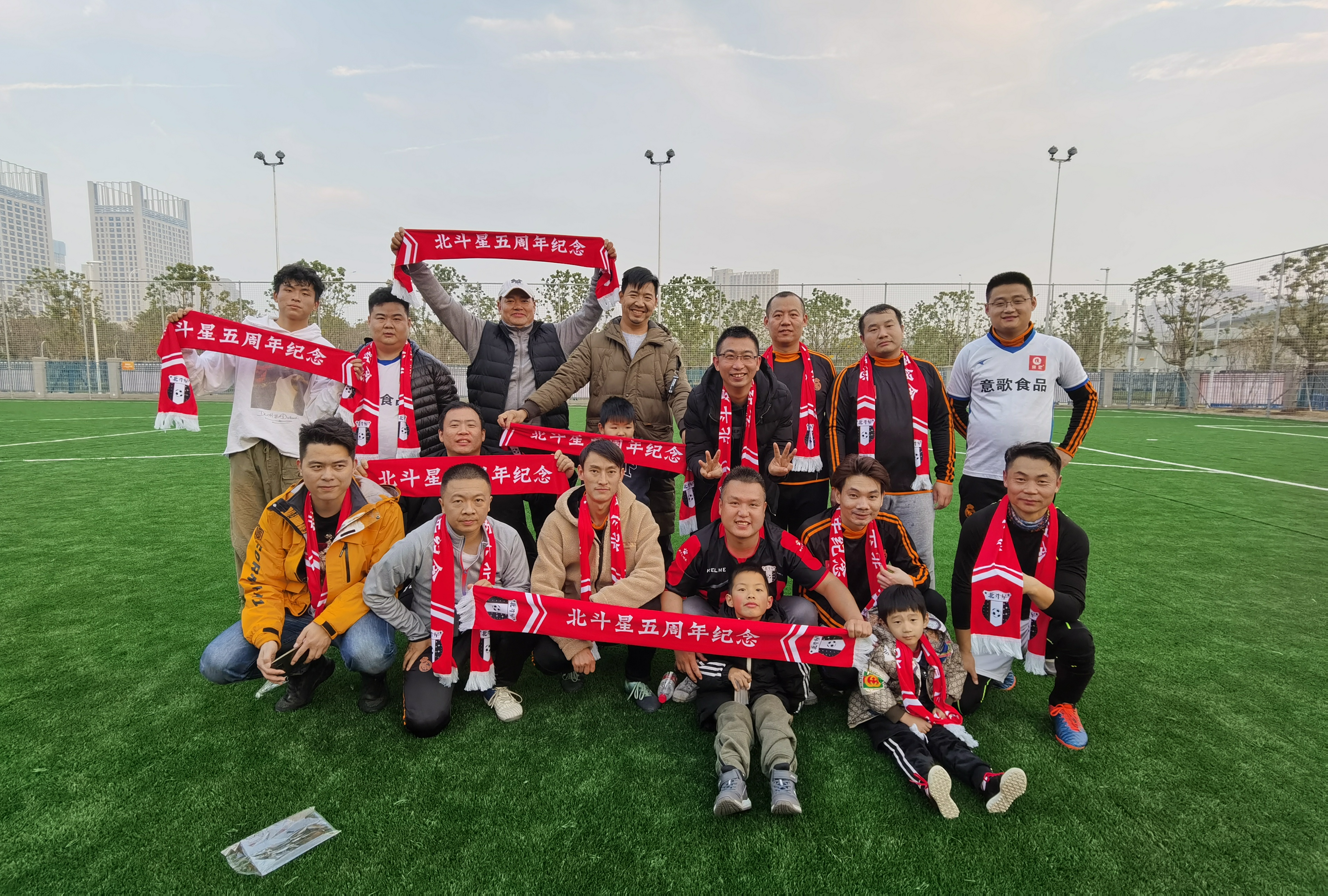 足球把别人踢骨折要赔吗,足球比赛挥肘推人受伤怎么赔