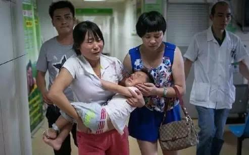 儿童剪刀误扎住眼睛,3岁男孩剪刀戳中眼睛