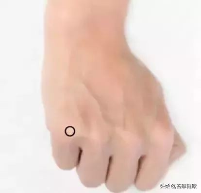 天天早上鼻塞打喷嚏有感冒症状,清晨起床鼻塞打喷嚏