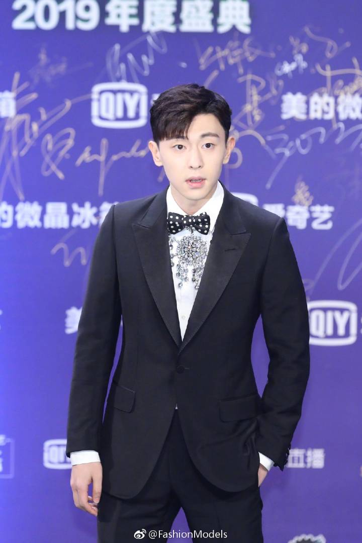 邓伦刘昊然同框热聊，两个人好直男呀，但旁边的关晓彤尴尬了