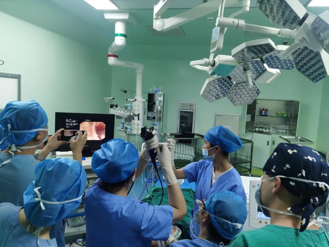 果冻卡死小孩,果冻卡住气管视频