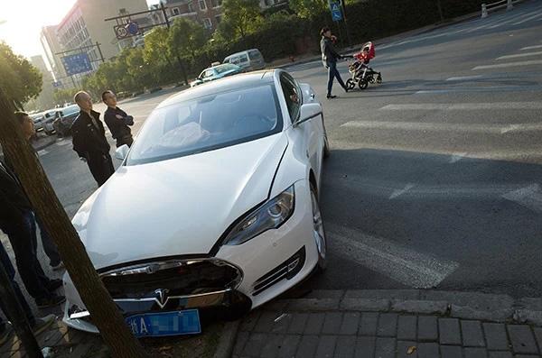 特斯拉马斯克足球鞋,特斯拉鞋子系列