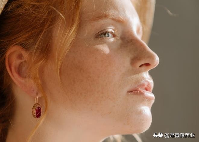 指甲变黑与病有关吗,指甲变黑就一定是甲母痣吗